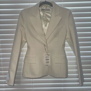 Zara White Blazer with Notched Lapel and Fitted Silhouette